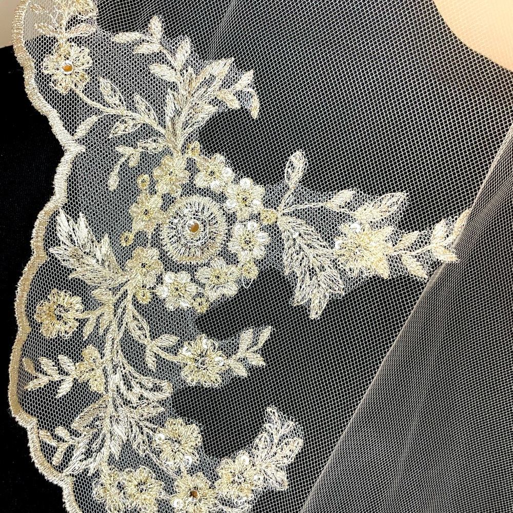 Scalloped Edge Lace Bridal Veil - Picture 4 of 16